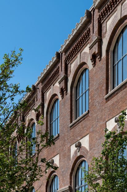 Exterior of 20th-century brick building in Madrid