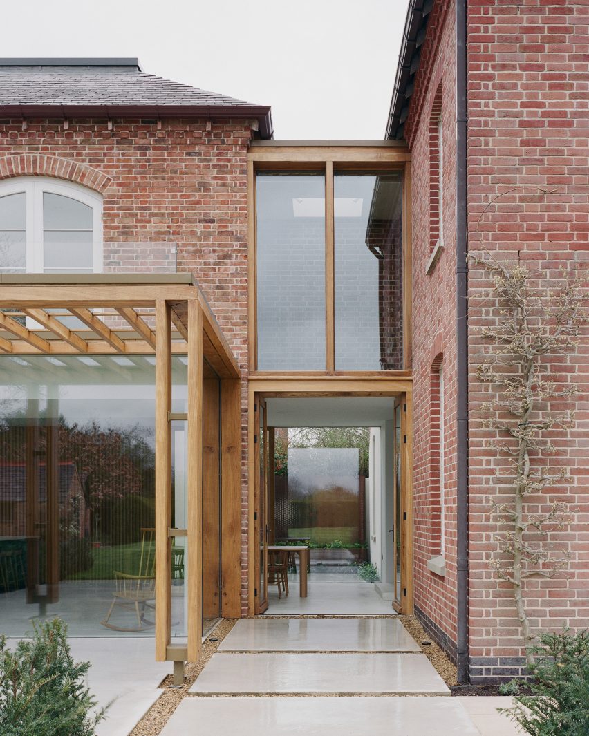 Exterior of Pergola House by Will Gamble Architects