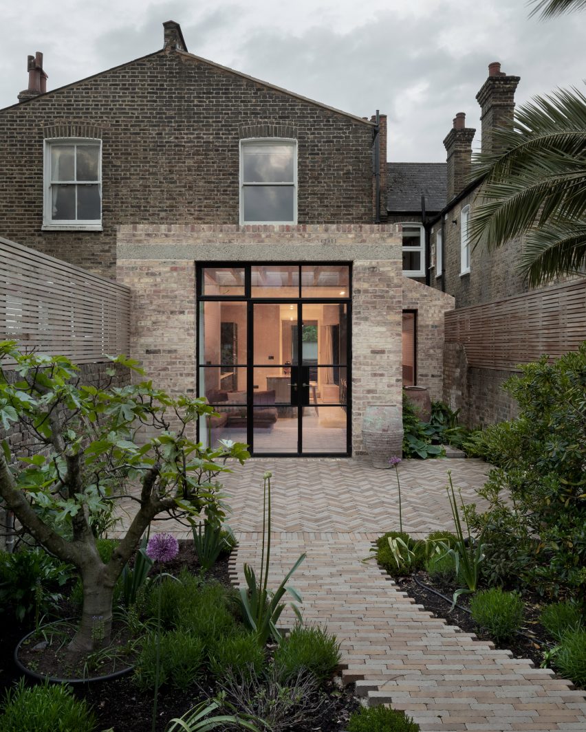 Exterior of Pink House by Oliver Leech Architects