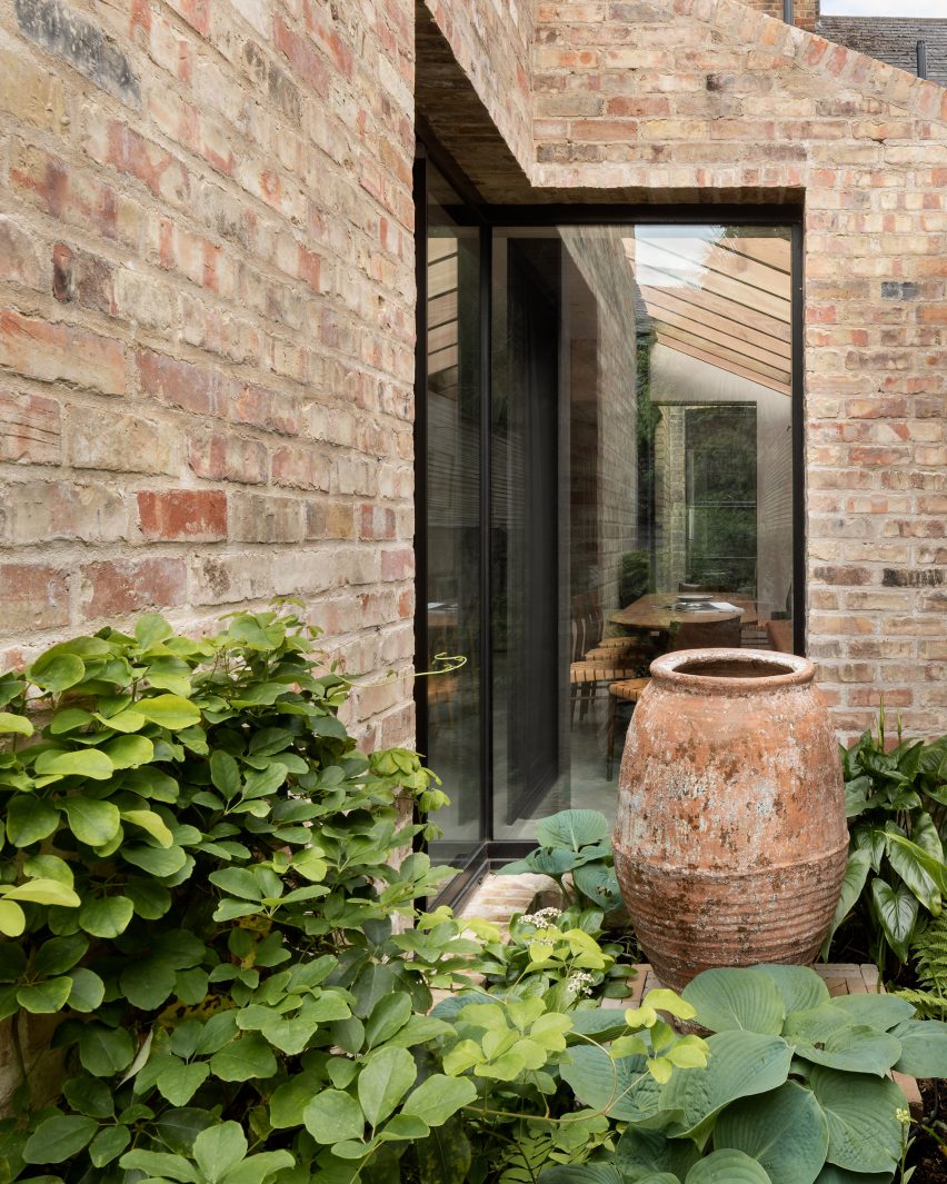Exterior of Pink House by Oliver Leech Architects