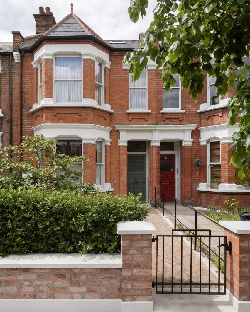 Exterior of Pink House by Oliver Leech Architects