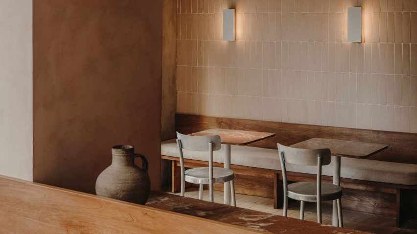 Seating area of Hermosilla restaurant in Madrid by Plantea Estudio with aluminium chairs and marble tables