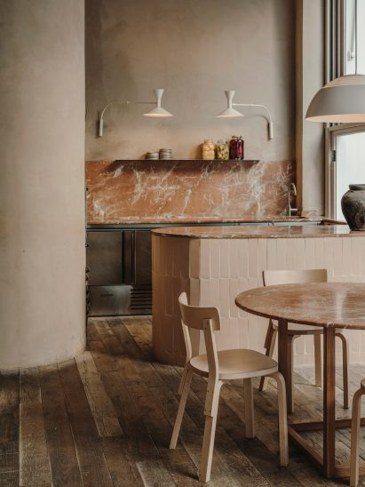 Marble and tile counter in Hermosilla restaurant in Madrid