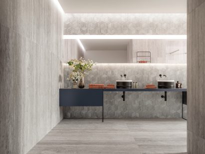 Bathroom clad in travertine-style tiles