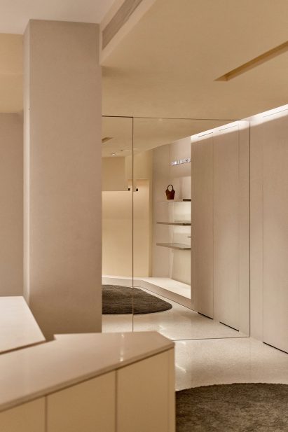Mirror in Wuhan boutique designed by Sun Concepts Office