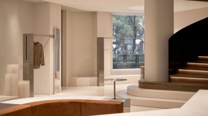Curved stairs in QYF fashion boutique by Sun Concepts Office
