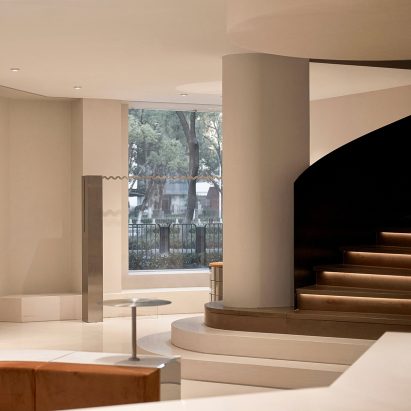 Curved stairs in QYF fashion boutique by Sun Concepts Office