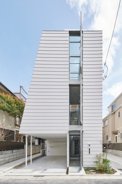 Front facade of Scenery Scooping House by Not Architects Studio