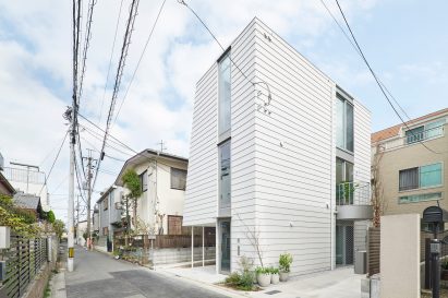 Front facade of Scenery Scooping House by Not Architects Studio