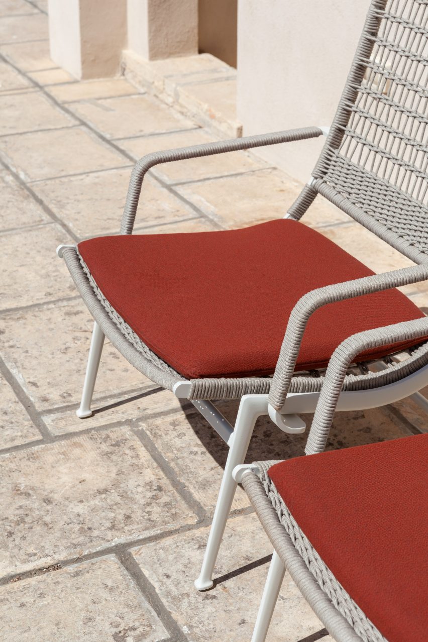 A close up shot of the seat of Solaria high armchair
