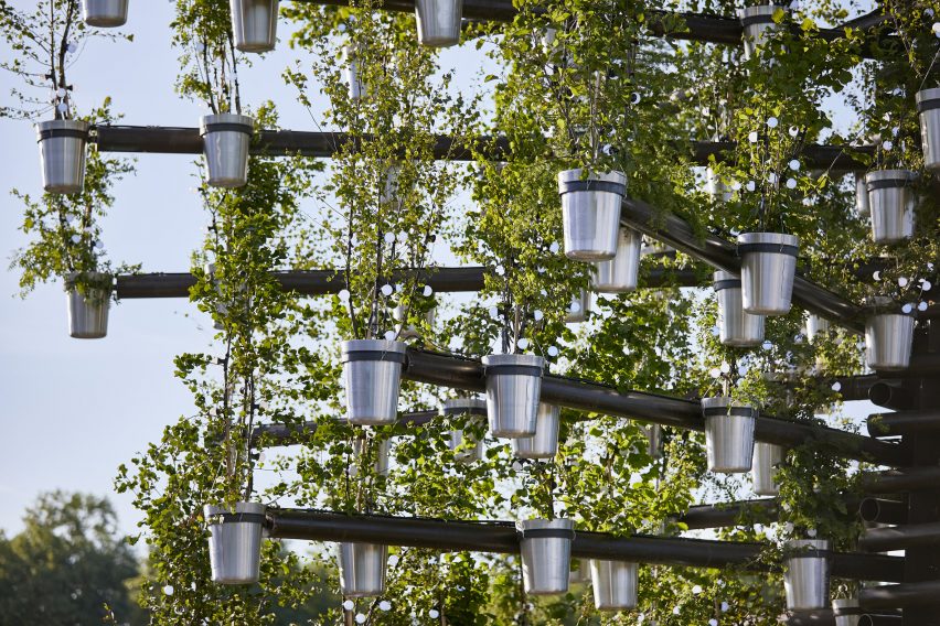 Thomas Heatherwick's Tree of Trees Buckingham Palac sculpture