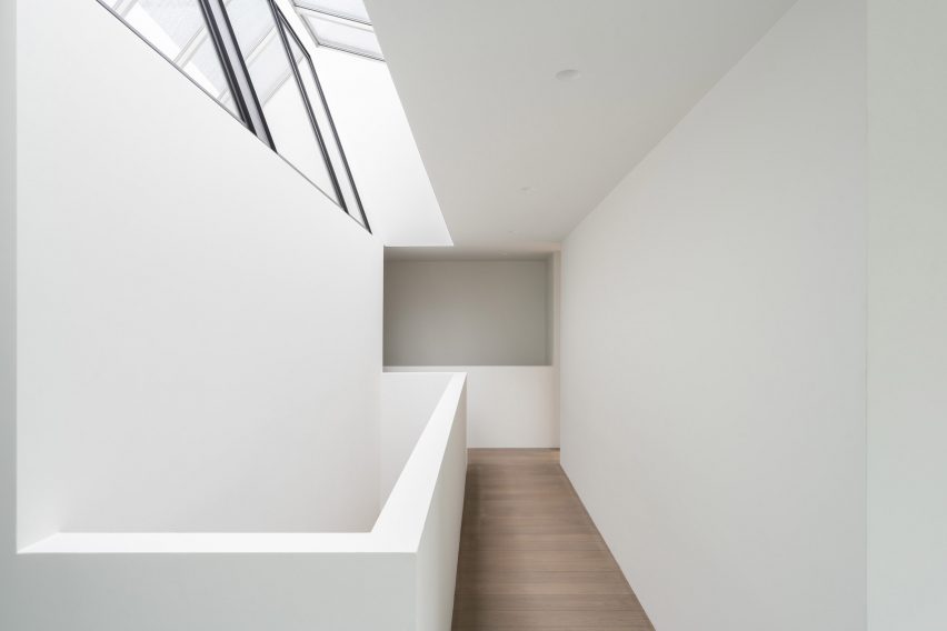 Walkway in Xavier Hufkens gallery extension by Robbrecht en Daem