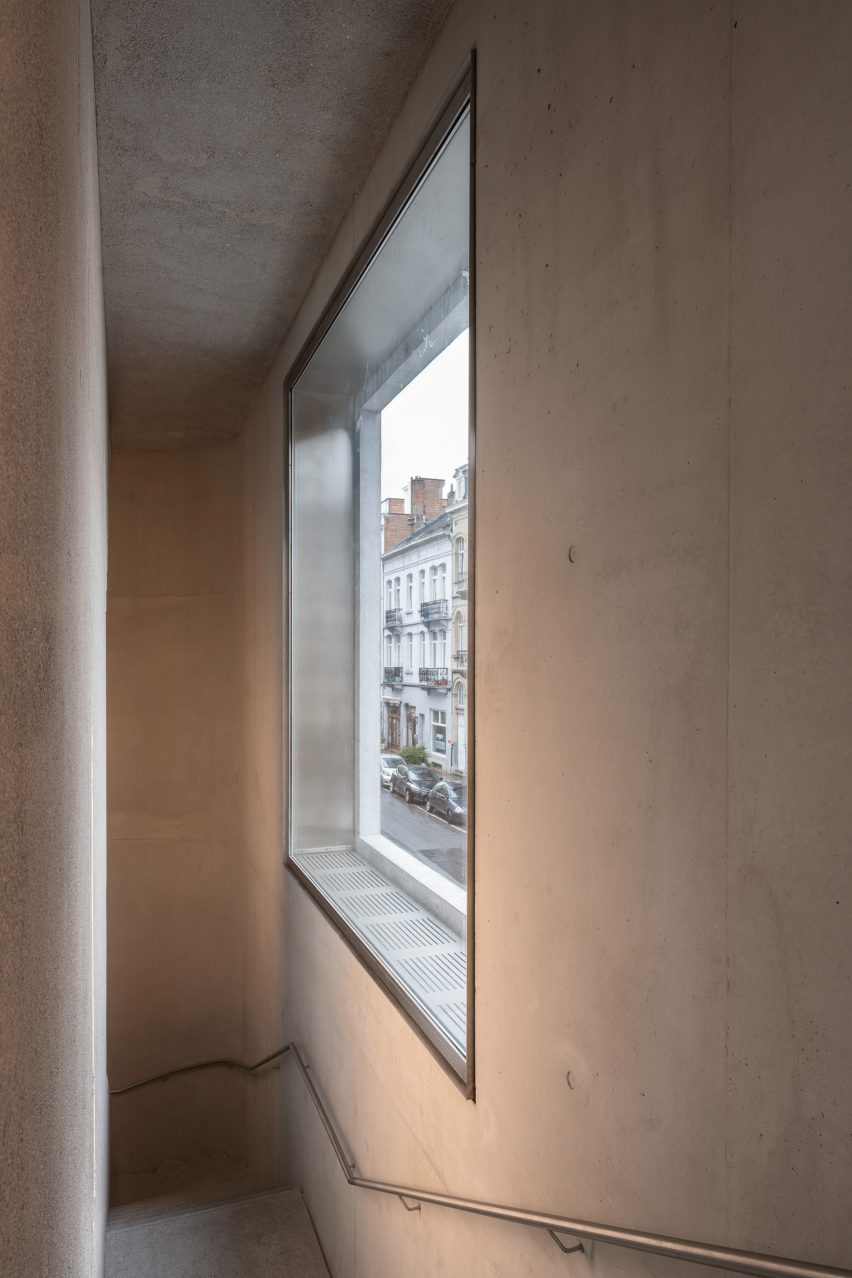 Window in Xavier Hufkens gallery extension by Robbrecht en Daem