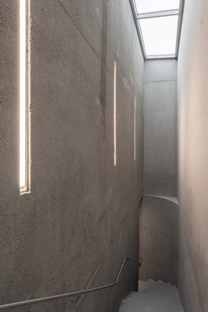 Concrete wall in Xavier Hufkens gallery extension by Robbrecht en Daem