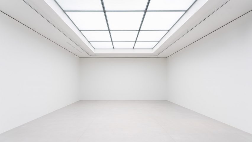 Illuminated ceiling in Xavier Hufkens gallery extension by Robbrecht en Daem