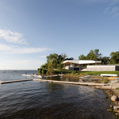 Chalet Baie-de-Valois by ADHOC Architectes and PRISME Architecture