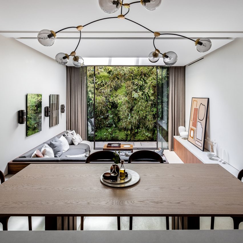Knightsbridge Mews by Echlin
