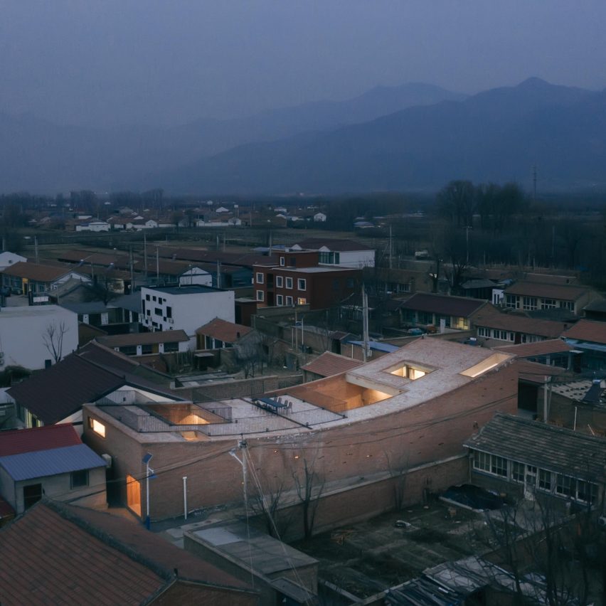 Zhan Yuan (Courtyard House for Gazing) by Wee Studio