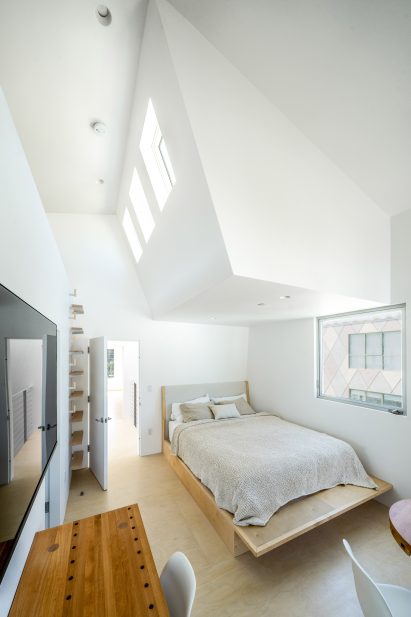 Bright bedroom in A+M House by Eric Owen Moss
