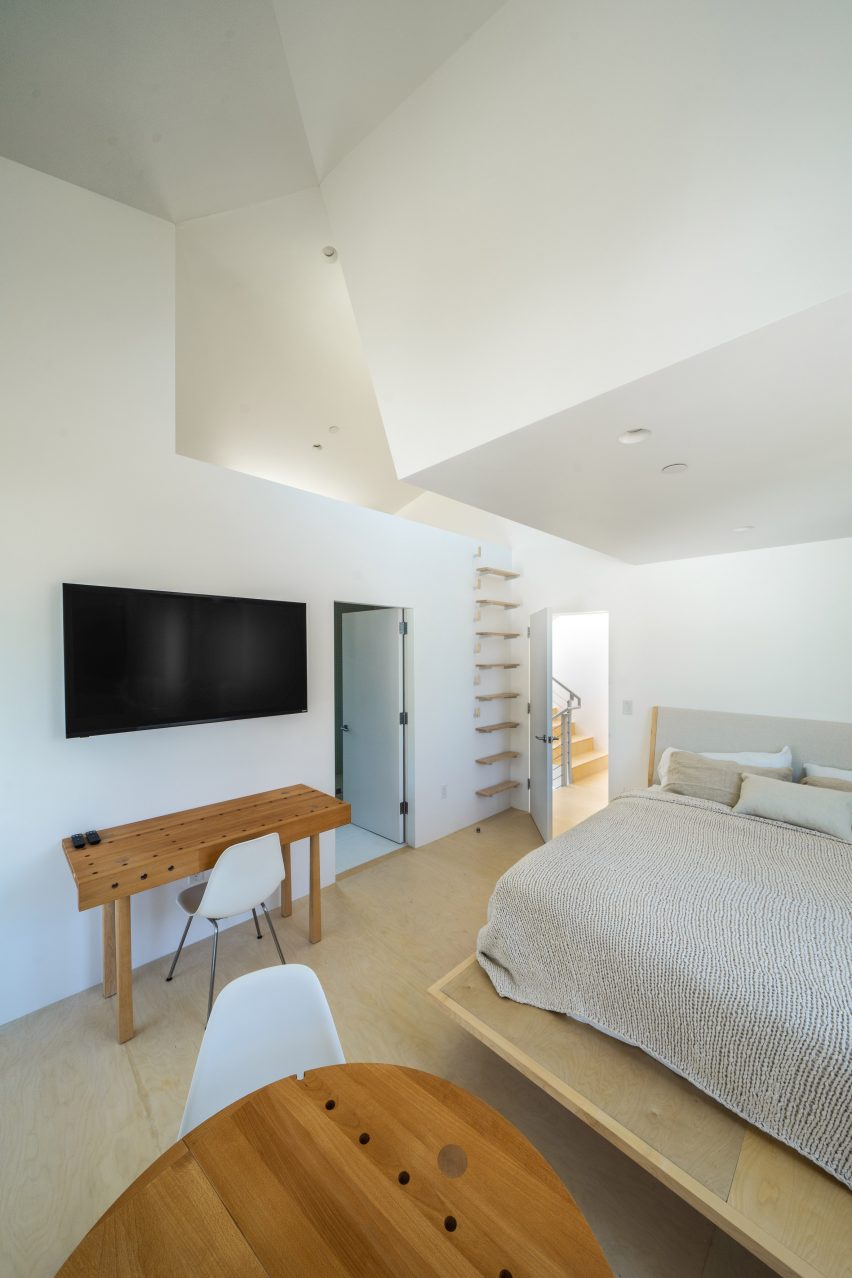 A+M House by Eric Owen Moss