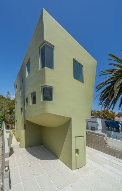 Exterior of A+M House in Los Angeles by Eric Owen Moss