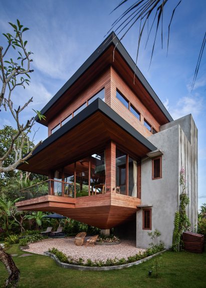 Stilted guesthouse by Alexis Dornier