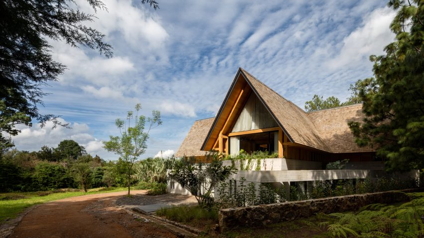 Estudio MMX tops gabled Mexican holiday home with dramatic skylight