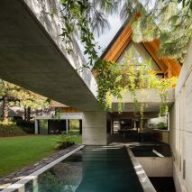 Estudio MMX tops gabled Mexican holiday home with dramatic skylight