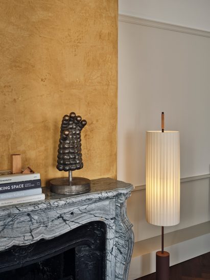 Grey marble fireplace with hand sculpture in Home Dijkhuis