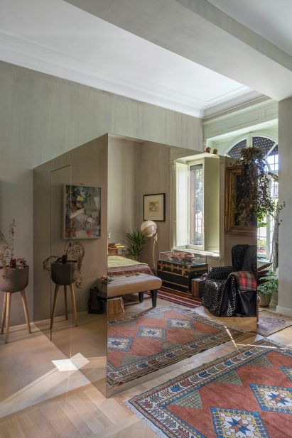 Mirrored screens surrounding a bathroom in the bedroom of 02A's Rome apartment