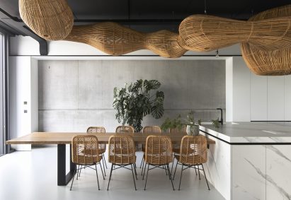 Rattan office chairs and ceiling installation in Belgium office