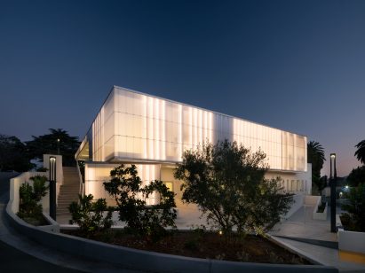Polycarbonate panel building