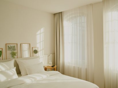 Light-filled hotel room in Hotel Wilmina by Grüntuch Ernst Architects