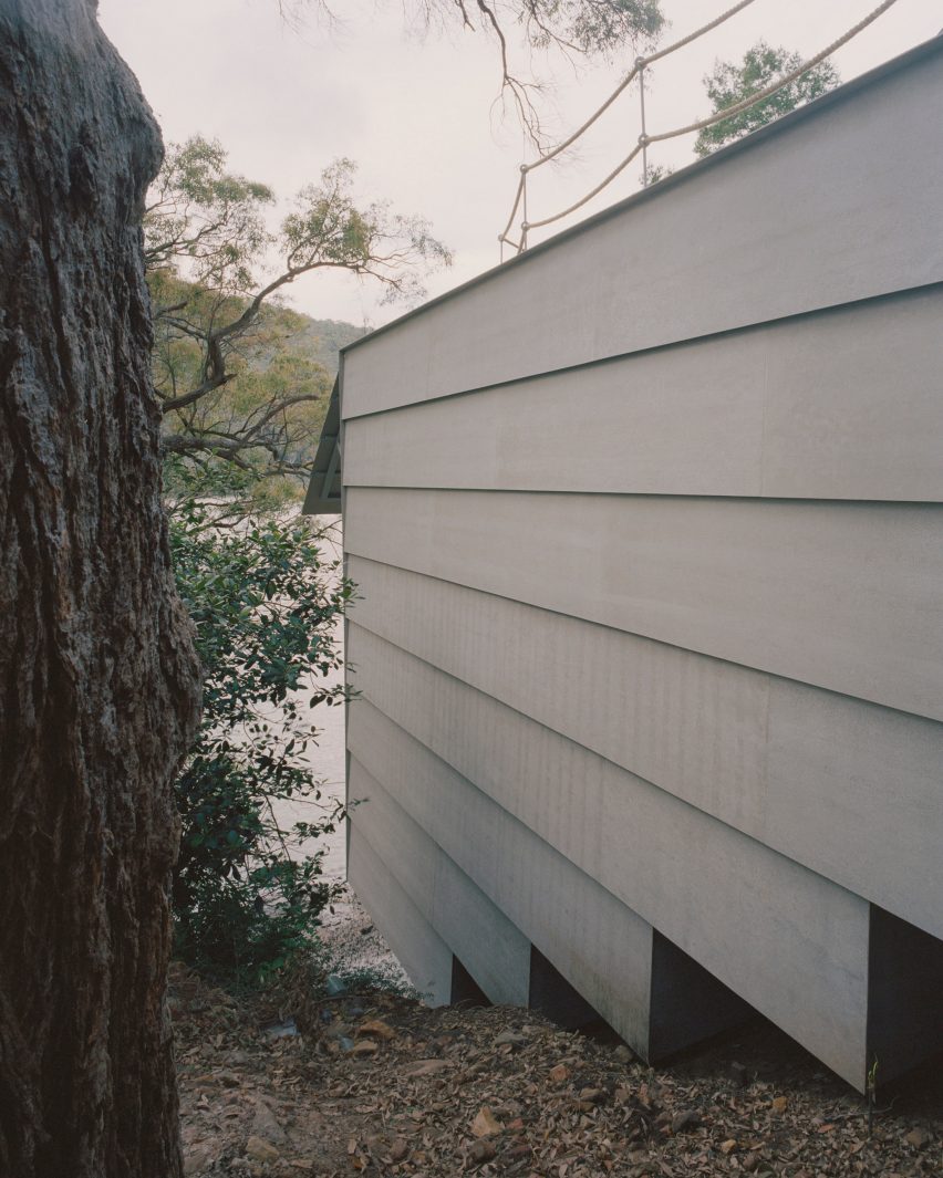 Leopold Banchini Architects perches wooden shack above an Australian creek