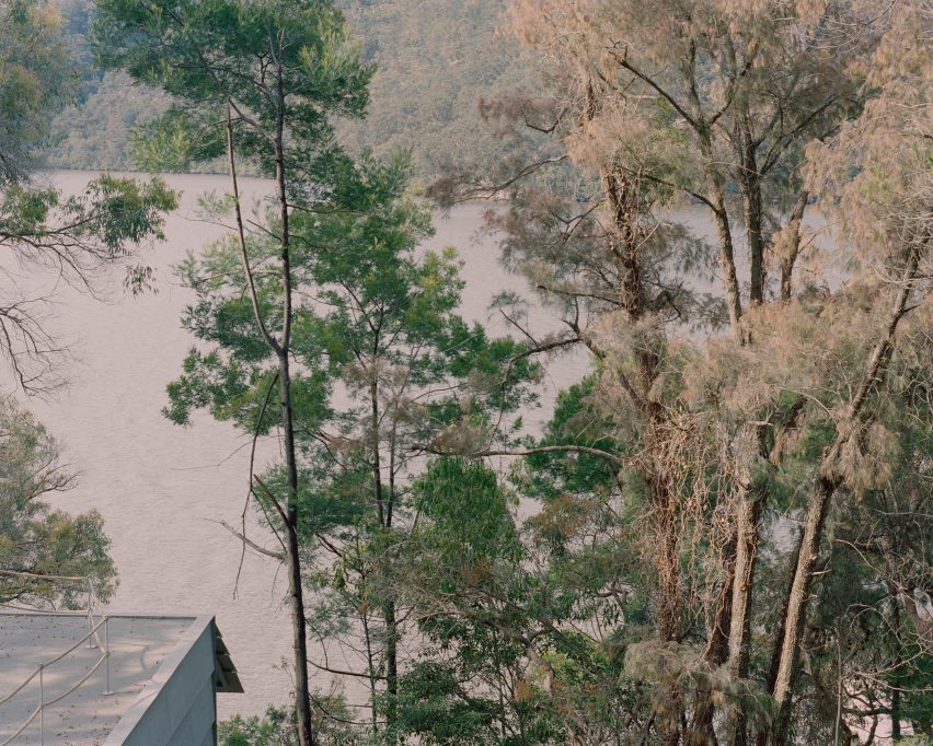 Leopold Banchini Architects perches wooden shack above an Australian creek