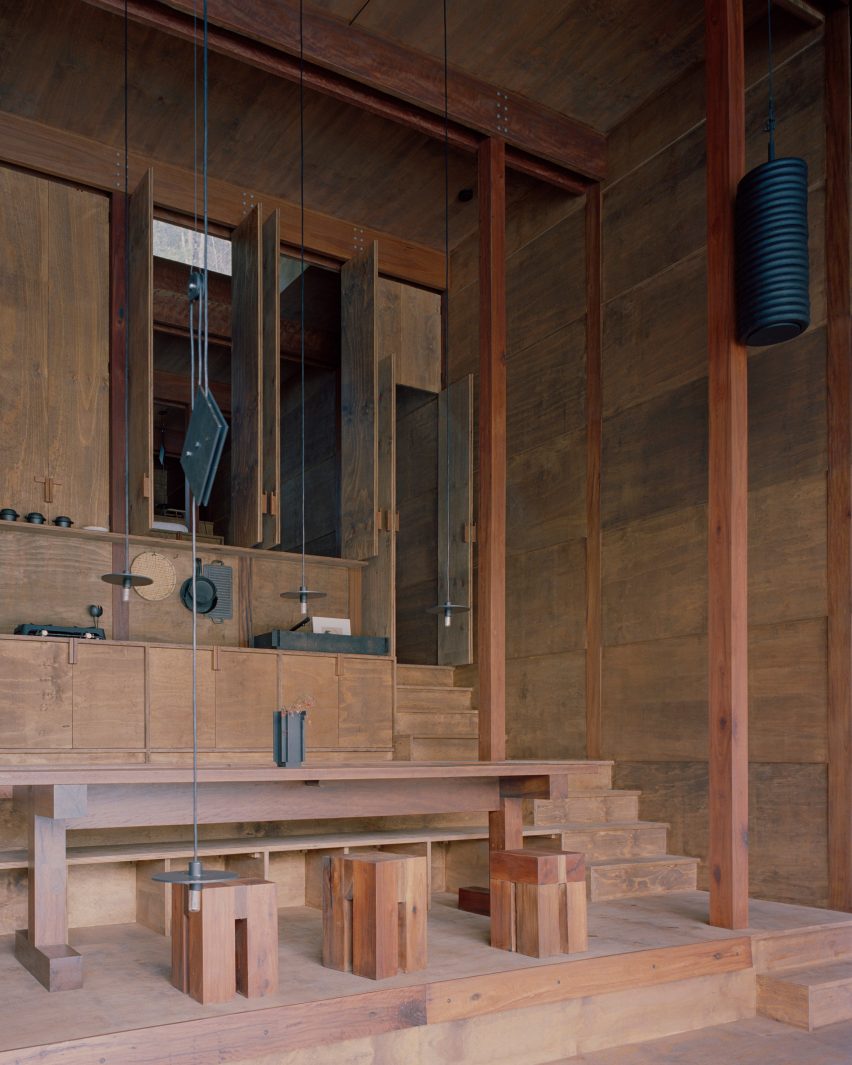 Leopold Banchini Architects perches wooden shack above an Australian creek