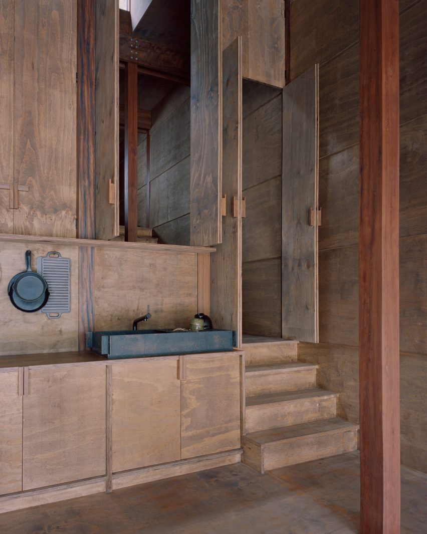 Leopold Banchini Architects perches wooden shack above an Australian creek