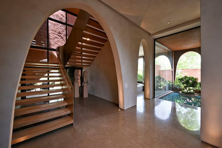 Mirai House of Arches is a home in India that was designed by Sanjay Puri Architects