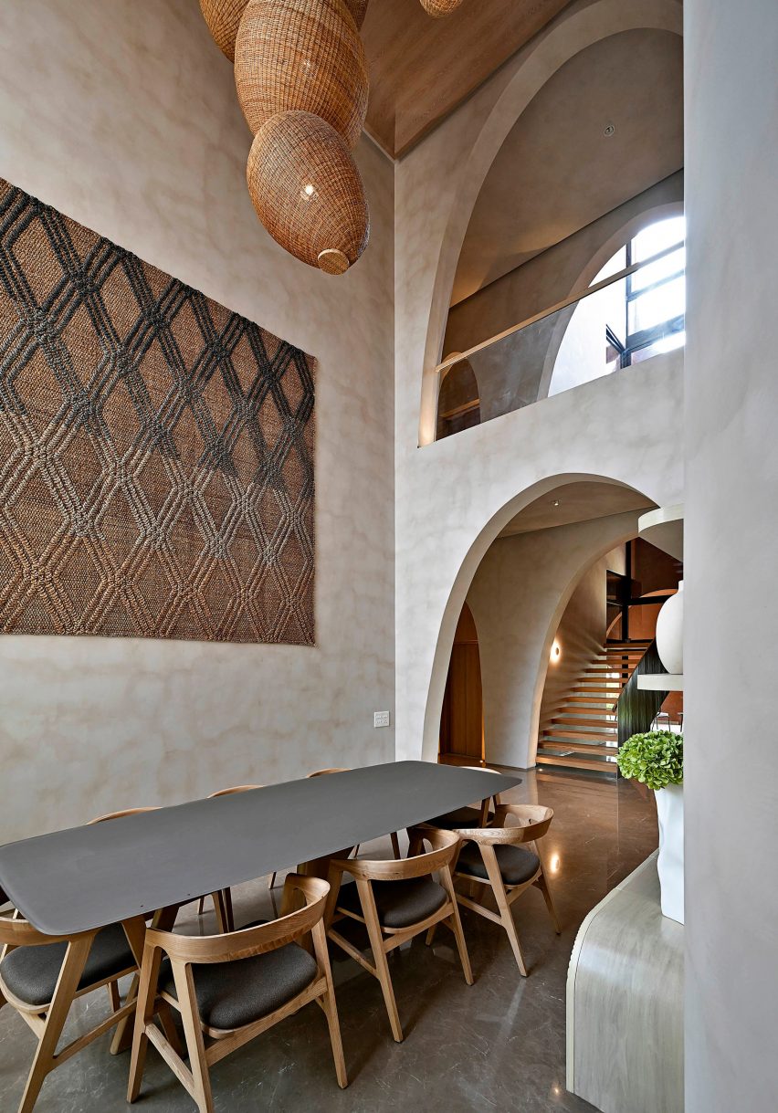Mirai House of Arches is a home in India that was designed by Sanjay Puri Architects