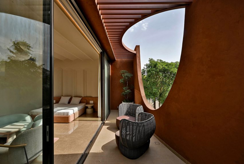 Mirai House of Arches is a home in India that was designed by Sanjay Puri Architects
