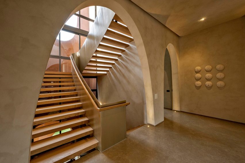 Mirai House of Arches is a home in India that was designed by Sanjay Puri Architects