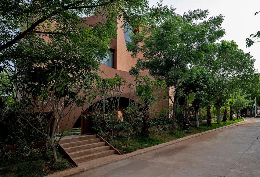 Mirai House of Arches is a home in India that was designed by Sanjay Puri Architects
