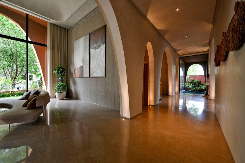Mirai House of Arches is a home in India that was designed by Sanjay Puri Architects