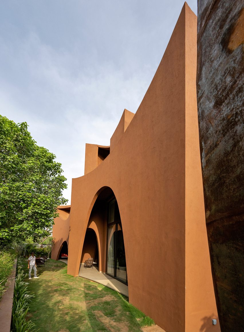 Mirai House of Arches is a home in India that was designed by Sanjay Puri Architects