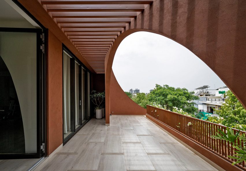 Mirai House of Arches is a home in India that was designed by Sanjay Puri Architects