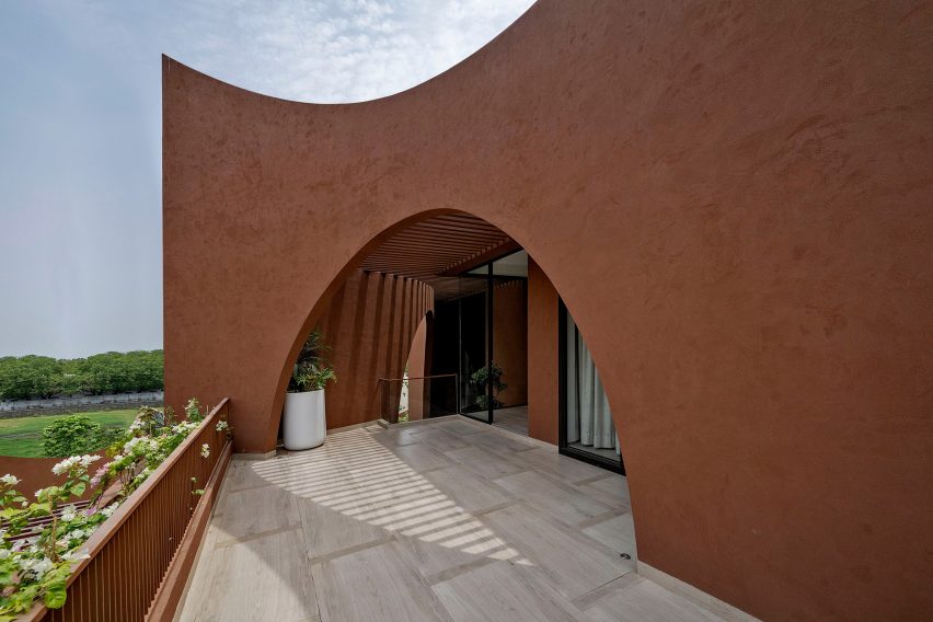 Mirai House of Arches is a home in India that was designed by Sanjay Puri Architects