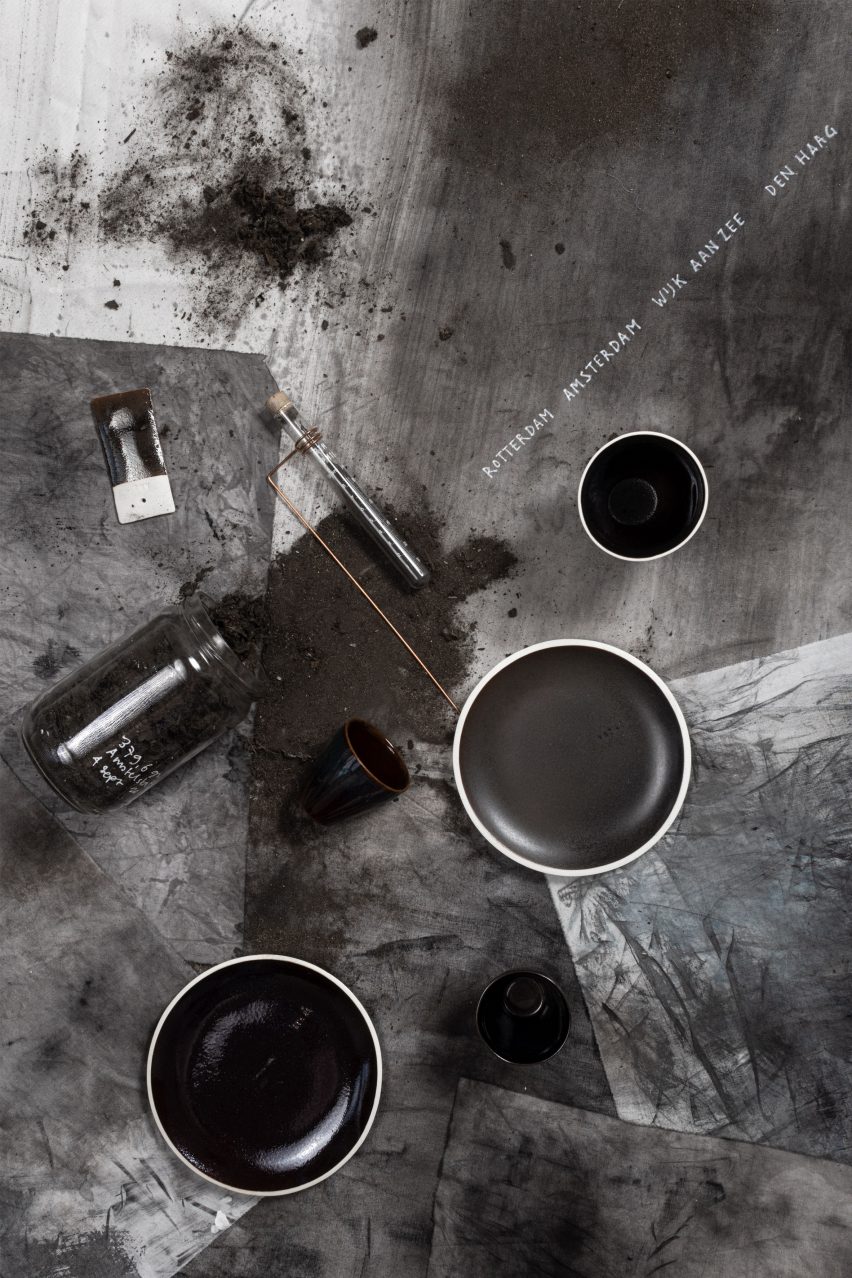 Dark ceramic pieces dyes using smog