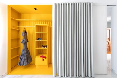 Walk-in wardrobe by Studio Noju