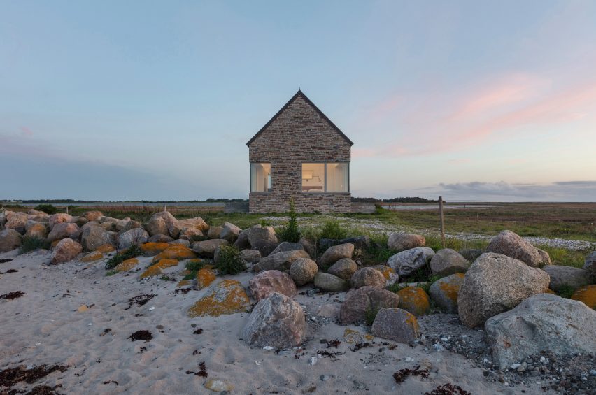Exterior of Danish summerhouse by GinnerupArkitekter