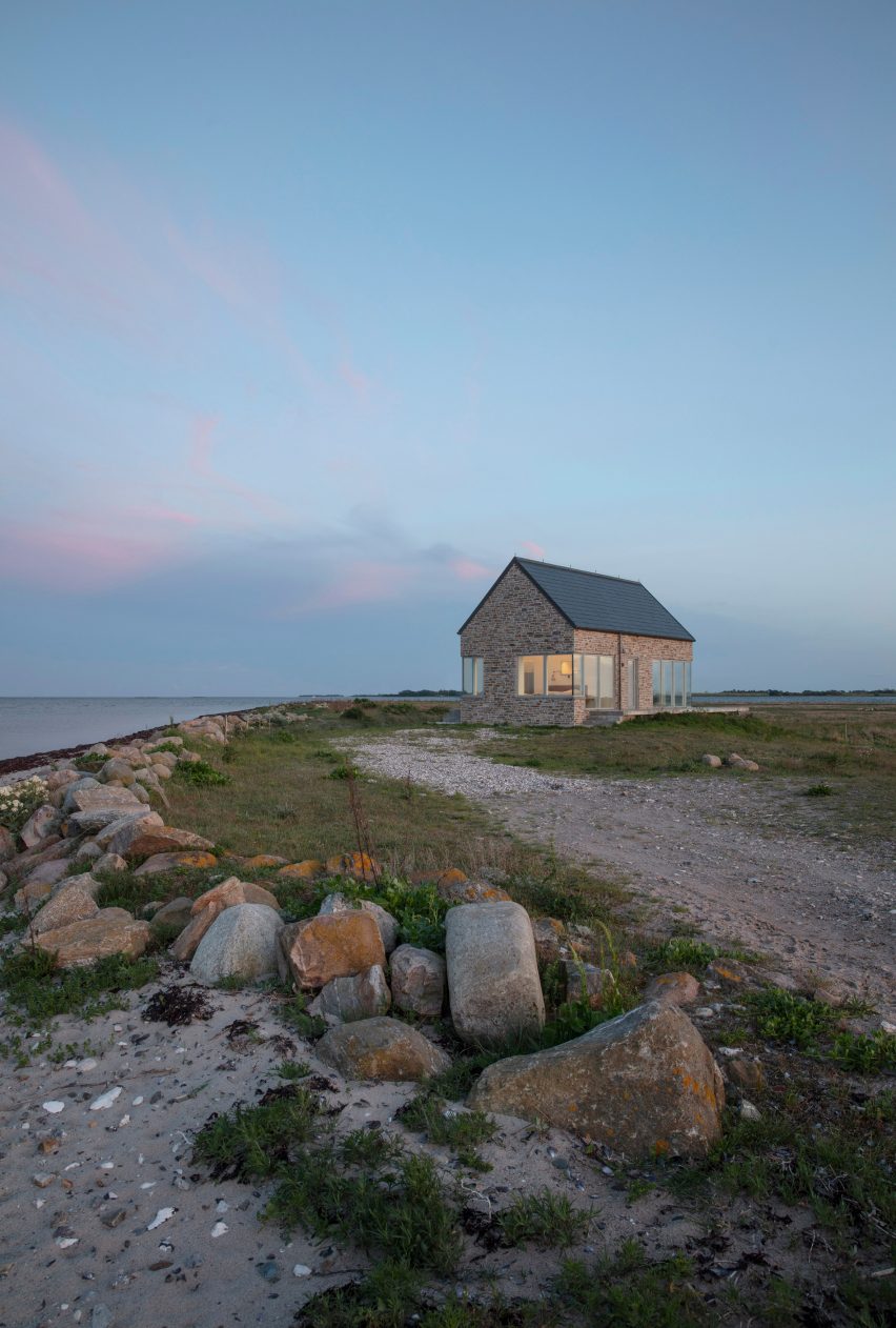 Exterior of Danish summerhouse by GinnerupArkitekter